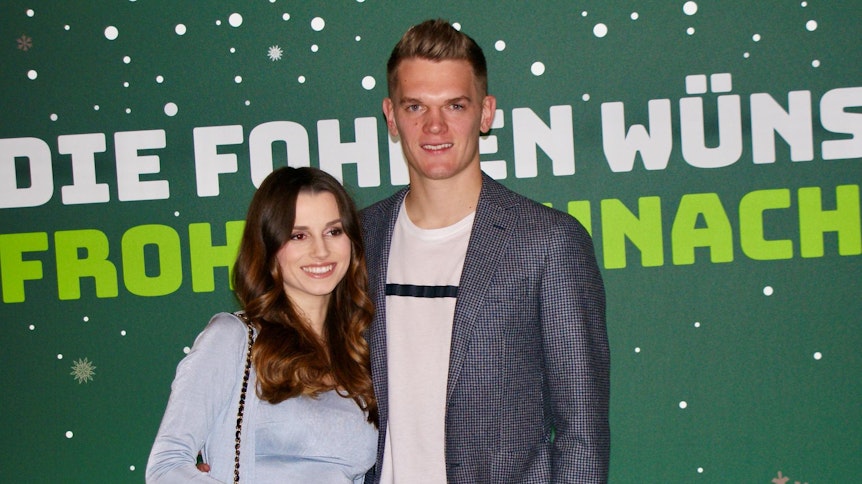 Matthias Ginter wurde von seiner schwangeren Frau Christina zur Weihnachtsfeier von Borussia Mönchengladbach begleitet.