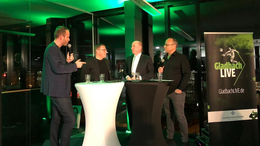Vize-Präsident Rainer Bonhof, Geschäftsführer Stephan Schippers und Manager Max Eberl stellten sich den Fragen der GladbachLIVE-Reporter Jannik Sorgatz (links) und Achim Müller (rechts).