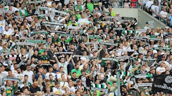 Borussia-Fans singen „Die Seele brennt”.