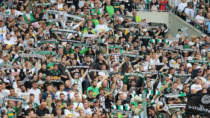 Borussia-Fans singen „Die Seele brennt”.