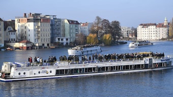 Fans von Borussia Mönchengladbach legen den letzten Teil der Strecke zum Auswärtsspiel bei Union Berlin auf Booten zurück.