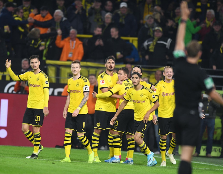 Borussia Dortmund kann es nicht glauben, als Sascha Stegemann ein zweites Tor wegen Abseits aberkennt.