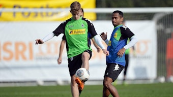 Sinan Kurt im Training bei Borussia Mönchengladbach mit Raffael.