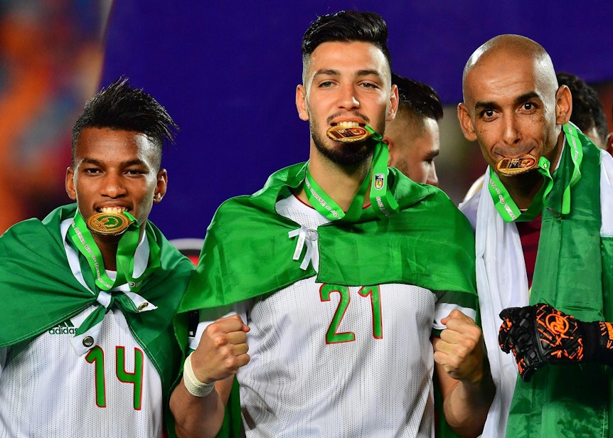 Ramy Bensebaini (Mitte) nach dem Gewinn des Afrika-Cups mit Algerien.