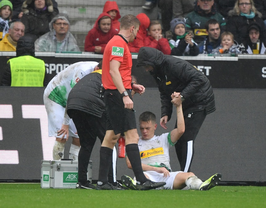 Matthias Ginter von Borussia Mönchengladbach am Boden, nachdem er sich die Schulter ausgerenkt hat.