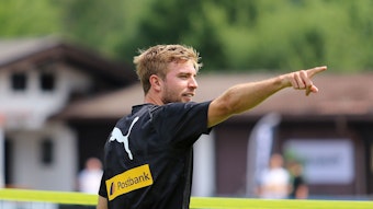 Christoph Kramer zeigt in Borussias Mittelfeld an, wo es lang geht.