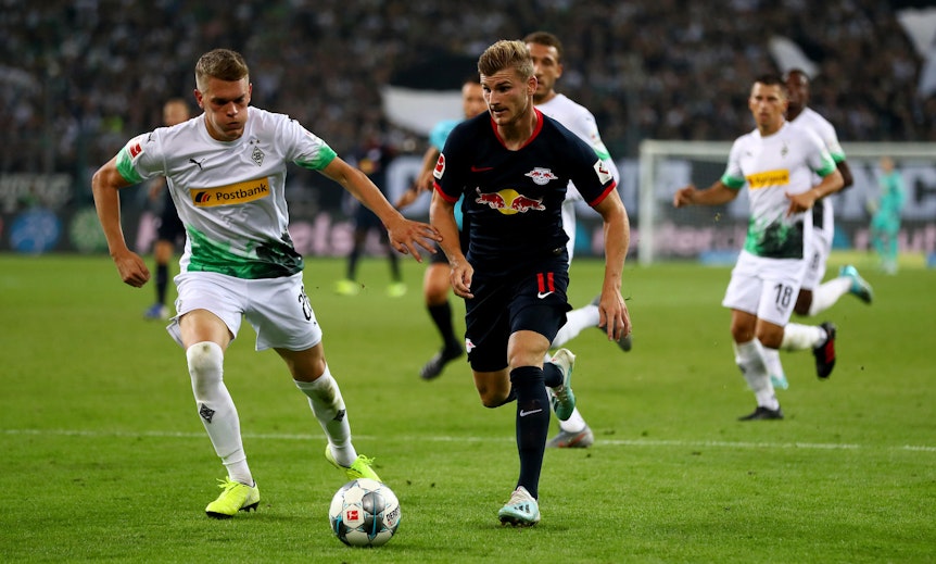 Der Leipziger Timo Werner (rechts) erzielte gegen Matthias Ginter und Borussia Mönchengladbach drei Tore.