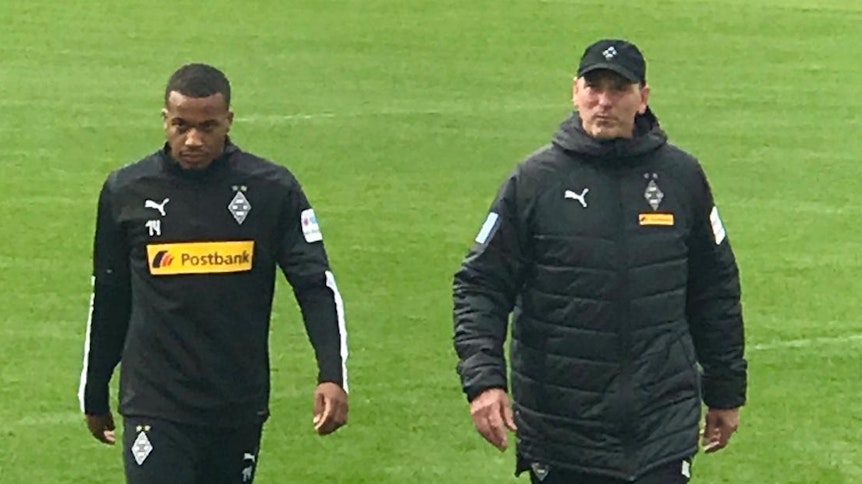 Alassane Plea (links) beim Abschlusstraining mit Physiotherapeut Dirk Müller vor dem Augsburg-Spiel.