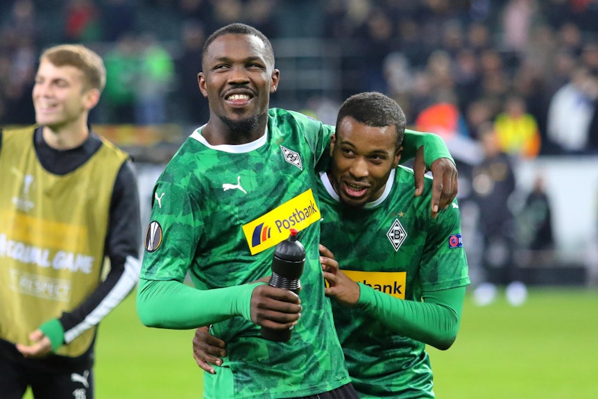 Marcus Thuram (links) fühlt sich bei Borussia Mönchengladbach momentan pudelwohl.