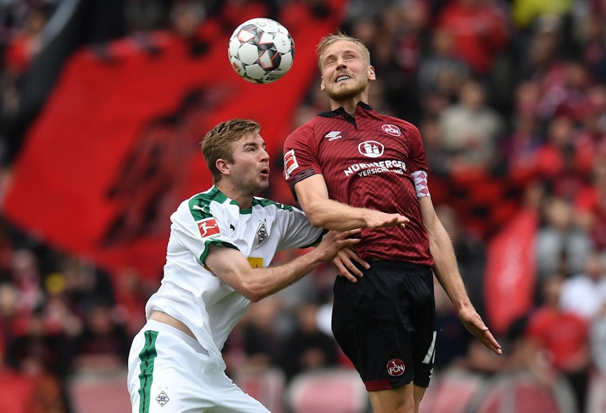 Borussia Mönchengladbachs Christoph Kramer im Duell mit Hanno Behrens