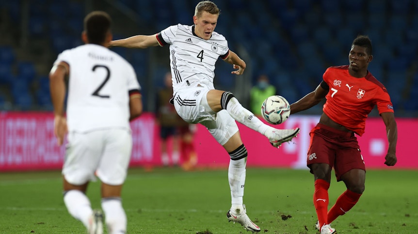 Matthias Ginter (m.) bekam es im Hinspiel zwischen Deutschland und der Schweiz des Öfteren mit Vereinskollege Breel Embolo (r.) zu tun.