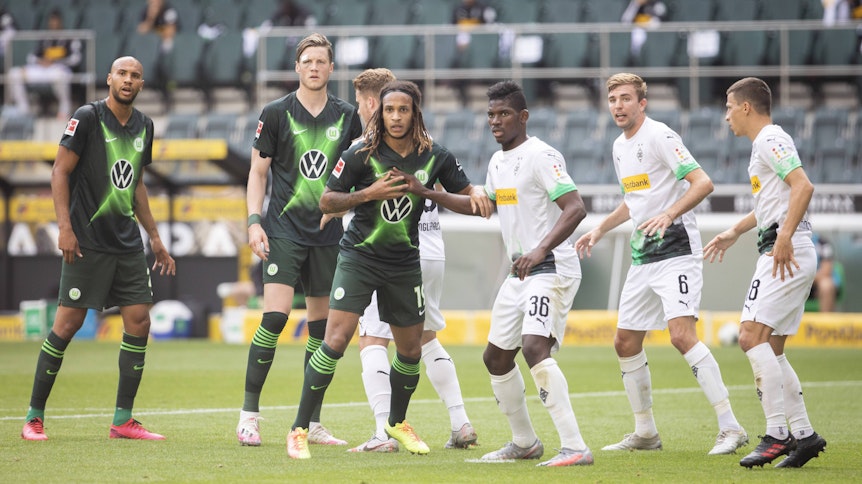 Wolfsburg- und Borussia-Spieler im Duell.