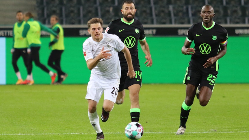 Jonas Hofmann kontrolliert den Ball gegen den VfL Wolfsburg