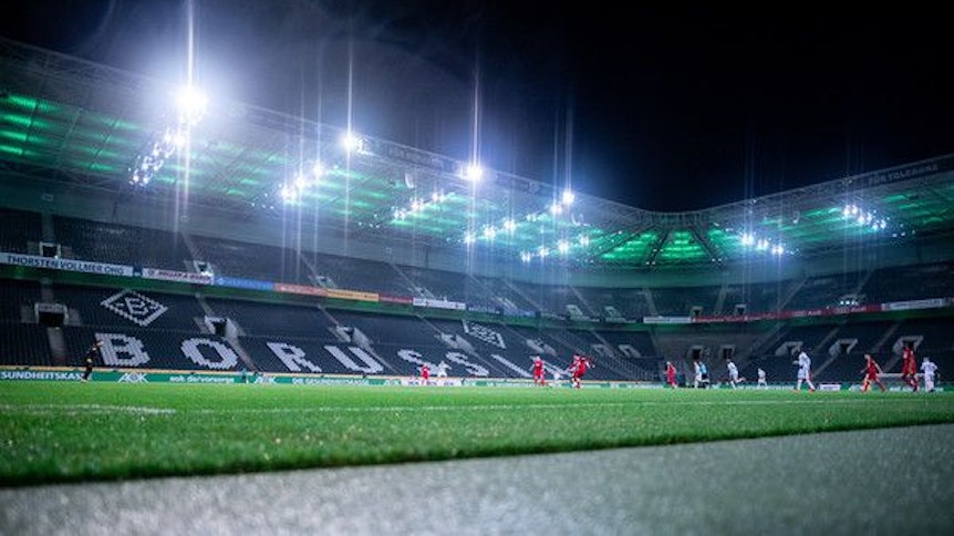 Ein Blick auf das Spielfeld im Gladbacher Borussia-Park während eines Bundesliga-Spieles, das wegen der Coronakrise ohne Zuschauern ausgetragen wird.