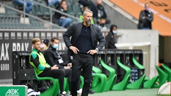 Trainer Marco Rose von Borussia Mönchengladbach beobachtet an der Seitenlinie das Geschehen auf dem Spielfeld.