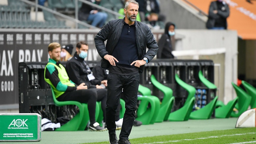 Trainer Marco Rose von Borussia Mönchengladbach beobachtet an der Seitenlinie das Geschehen auf dem Spielfeld.