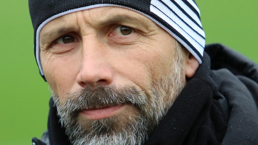 Borussia Mönchengladbachs Trainer Marco Rose schaut fokussiert.