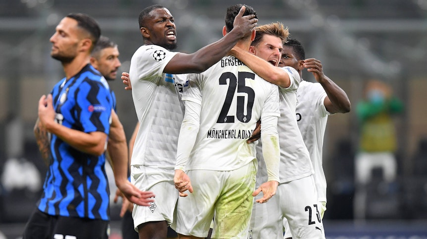 Borussia Mönchengladbach bejubelt ein Tor im Champions-League-Match bei Inter Mailand.
