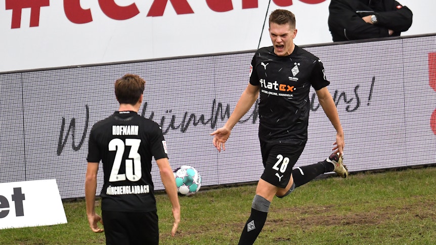 Die Torschützen Jonas Hofmann (l.) und Matthias Ginter (r.) feiern den Treffer zum 3:2 in Mainz.