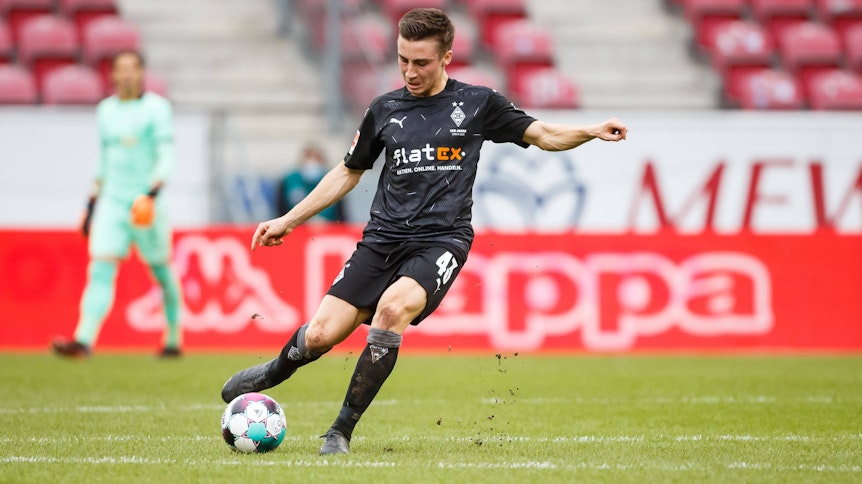 Borussias Rocco Reitz am Ball beim Spiel in Mainz.