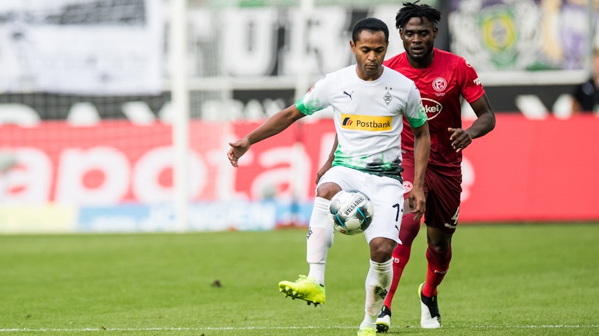 Ex-Gladbach-Star Raffael, links im Bild, kontrolliert im Bundesliga-Duell 2019 gegen Fortuna Düsseldorf den Ball.