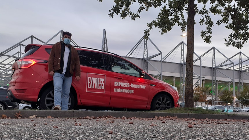 Volontär Piet van Riesenbeck parkte mit dem EXRPESS-Auto vor dem Borussia-Park.