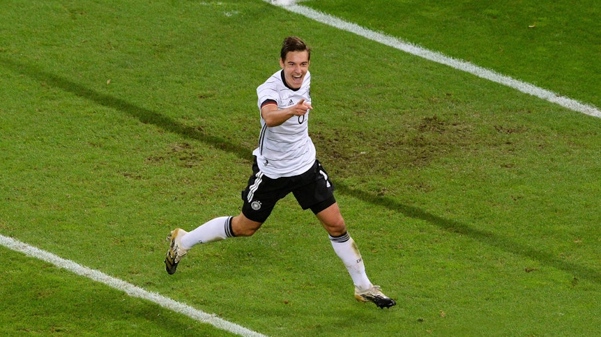 Florian Neuhaus bejubelt seinen ersten Treffer für das DFB-Team.