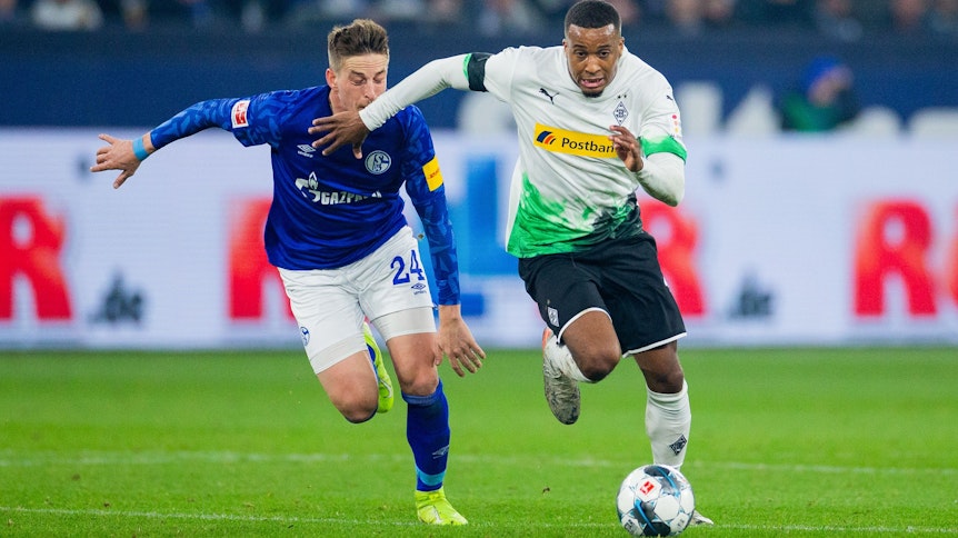 Gladbachs Allasane Plea (r.) Schalkes Bastian Oczipka (l.) im Rennen um den Ball.