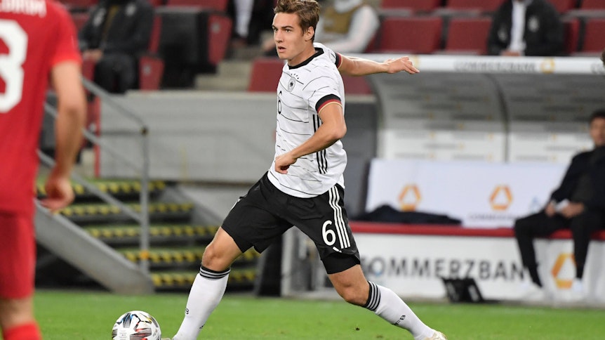 Florian Neuhaus von Borussia Mönchengladbach am Ball während des Länderspiels Deutschland - Türkei.