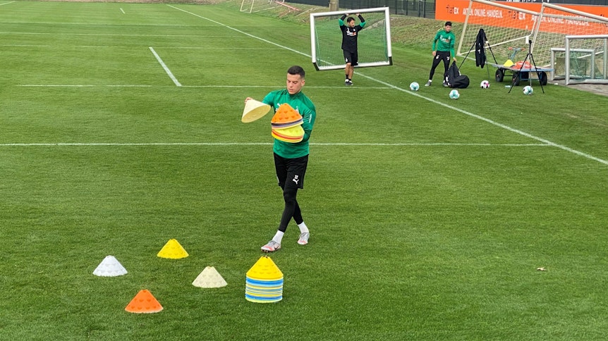 Borussias László Bénes baut auf dem Trainingsplatz Hütchen auf.