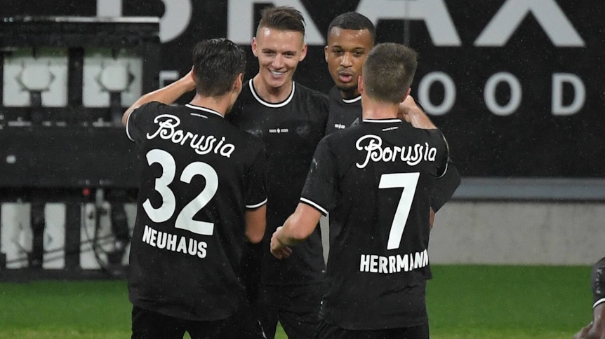 Spieler der Gladbacher Borussia bejubeln am Samstag den Sieg gegen Leipzig.