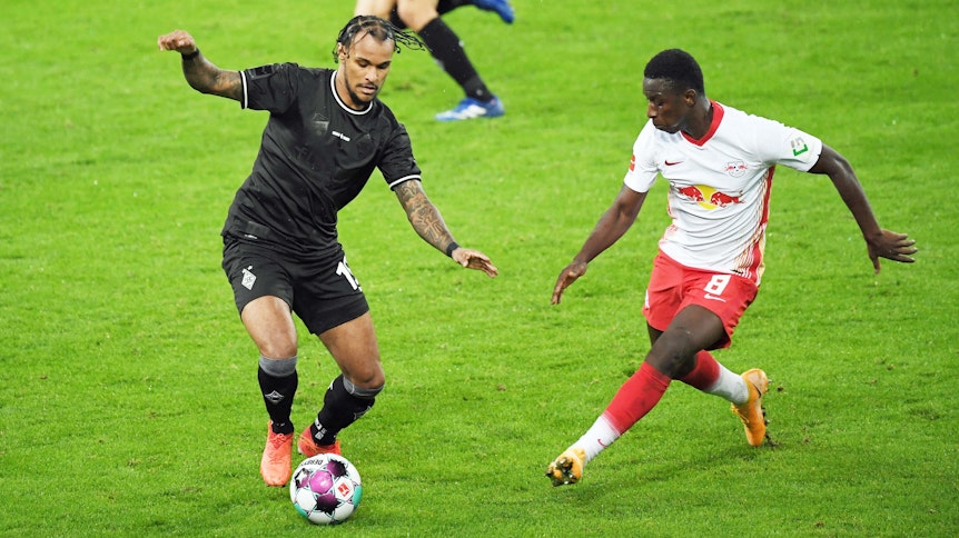 Borussias Leihgabe von Inter Mailand, Valentino Lazaro (l.) im Duell gegen Leipzigs Amadou Haidara während eines Bundesliga-Spiels.