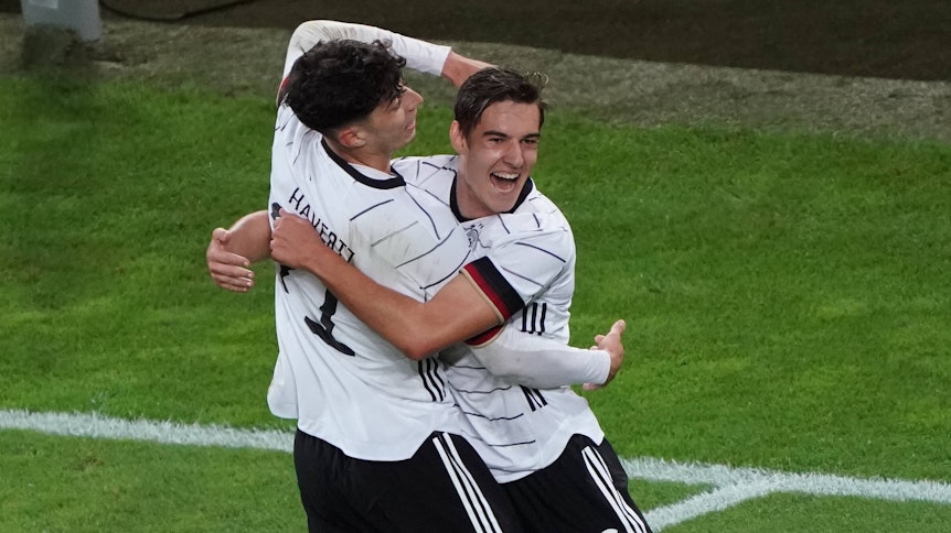 Gladbachs Florian Neuhaus (r.) freut sich gemeinsam mit Chelsea-London-Star Kai Havertz (l.) über sein erstes Tor in der Nationalmannschaft.