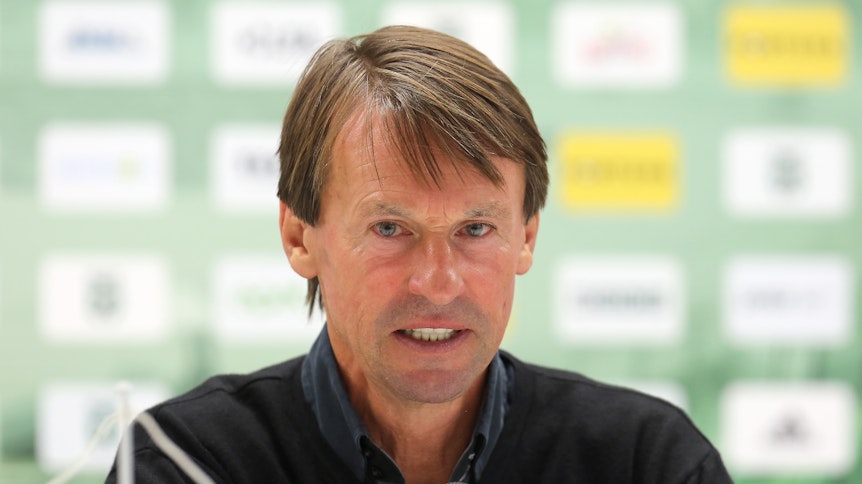 Fußball-Trainer Frantisek Straka blickt Ende September 2019 während einer Pressekonferenz in die Kamera eines Fotografen.