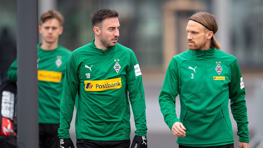 Die Gladbacher Josip Drmic (m.) und Michael Lang betreten Januar 2019 das Trainingsgelände.