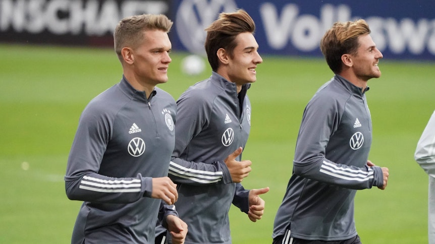 Borussias Matthias Ginter (l.), Florian Neuhaus (m.) und Jonas Hofmann (r.) laufen sich im Oktober für die Nationalmannschaft warm.