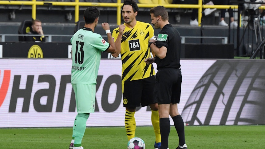 Von links nach rechts: Lars Stindl (Borussia Moenchengladbach), Mats Hummels (Borussia Dortmund) und Schiedsrichter Felix Brych begrüßen sich beim Bundesliga-Duell in Dortmund im vergangenen September.