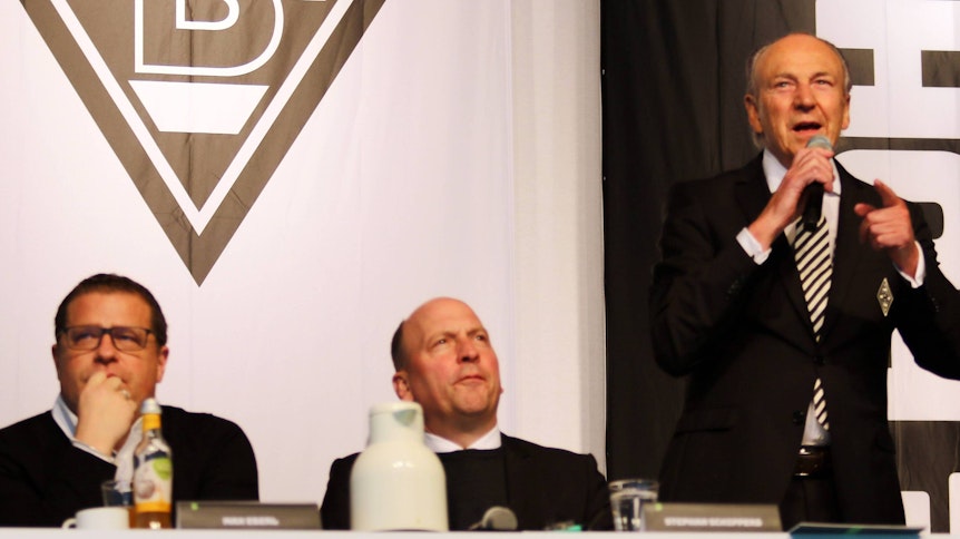 Drei Männer leiten maßgeblich die Geschicke in Gladbach (von rechts): Präsident Rolf Königs, Geschäftsführer Stephan Schippers, Sportdirektor Max Eberl. Hier bei einer Versammlung im April 2019.