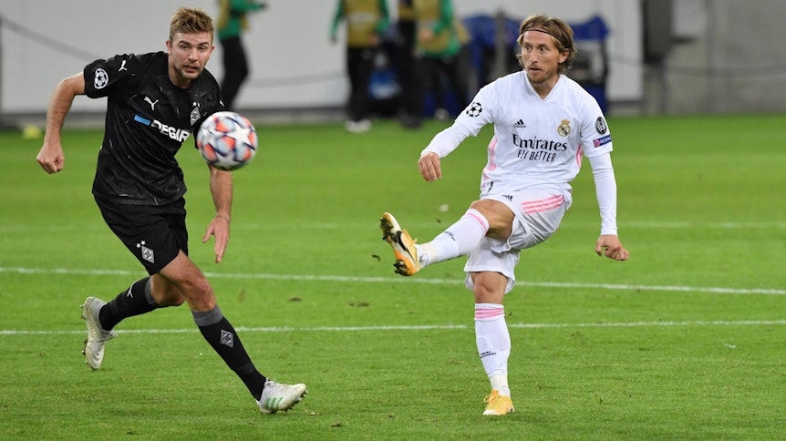 Christoph Kramer (l.) bekam nach dem 2:2-Unentschieden gegen Real Madrid das Trikot von Luka Modric (r.).