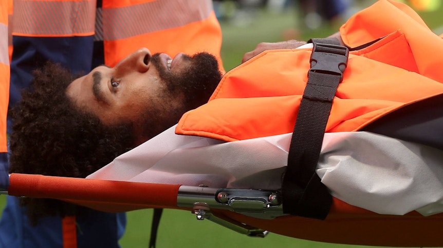Dante, Verteidiger von OGC Nizza, wird nach einer schweren Knieverletzung von Sanitätern vom Platz getragen.