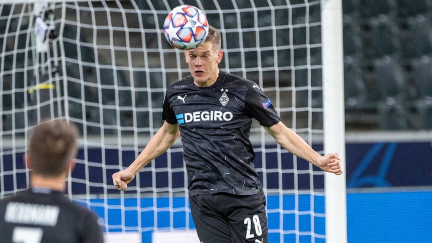 Nationalspieler Matthias Ginter von Borussia Mönchengladbach köpft einen Ball aus dem Strafraum.