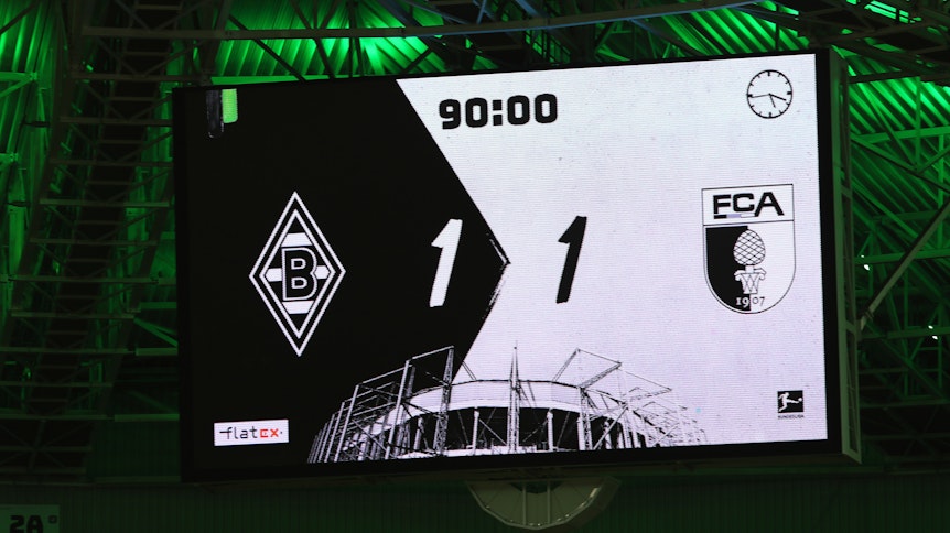 Die Anzeigetafel im Borussia-Park zeigt es an: Gladbach trennt sich vom FC Augsburg mit 1:1.