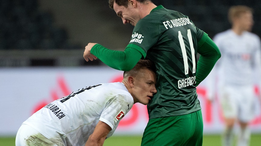 Hannes Wolf (l.) hadert nach Abpfiff mit dem Unentschieden gegen den FC Augsburg.