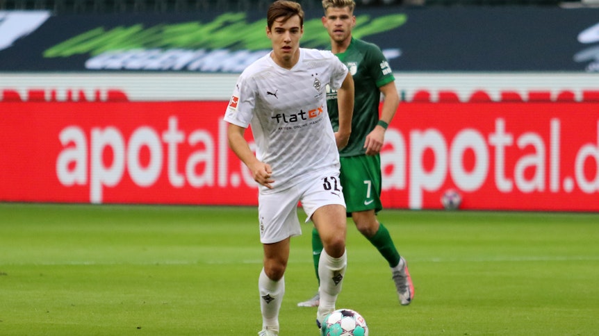 Florian Neuhaus kontrolliert den Ball im Heimspiel von Borussia Mönchengladbach gegen den FC Augsburg.