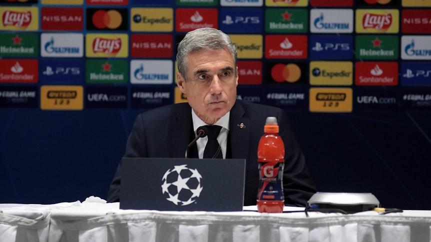 Donezk-Trainer Luis Castro stellt sich bei der Pressekonferenz vor der Partie gegen Borussia Mönchengladbach den Fragen der Journalisten.