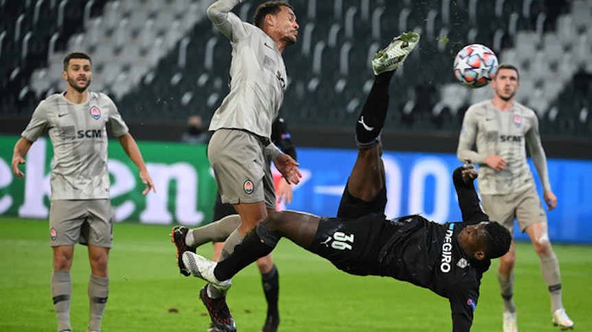 Stürmer Breel Embolo (2.v.r) von Borussia Mönchengladbach erzielt mit einem Fallrückzieher das Tor zum 3:0 gegen Donezk.