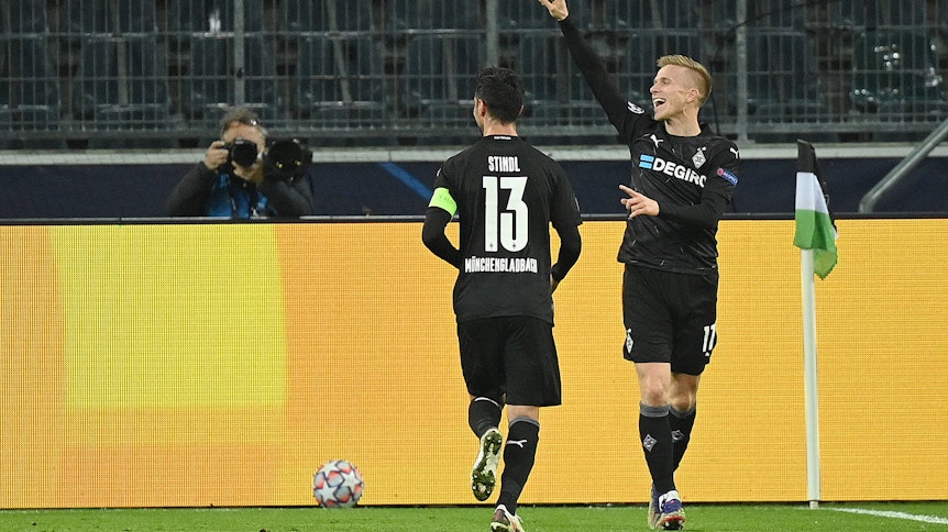 Borussias Lars Stindl und Oscar Wendt bejubeln den Treffer zum 4:0 im Spiel gegen Schachtar Donezk.