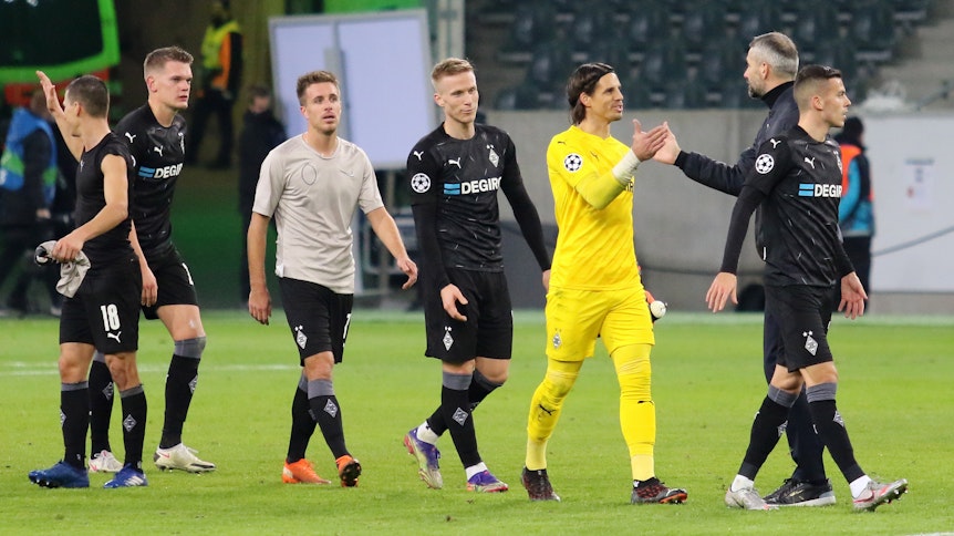 Das Team von Borussia Mönchengladbach freut sich nach dem 4:0-Sieg gegen Schachtar Donezk über den Sieg.