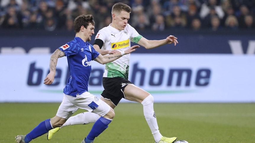 Borussias Matthias Ginter (r.) verlor im Januar gegen Schalke 04.