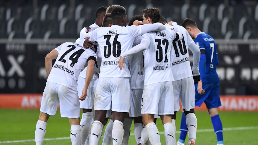 Das Team von Borussia Mönchengladbach schwört sich vor der Bundesliga-Spiel gegen Schalke 04 ein.